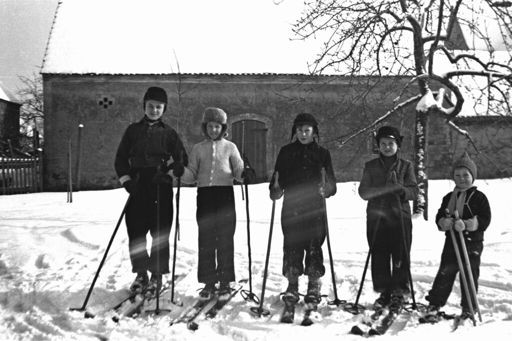Brösa - 1956 Dorfkinder beim Ski laufen