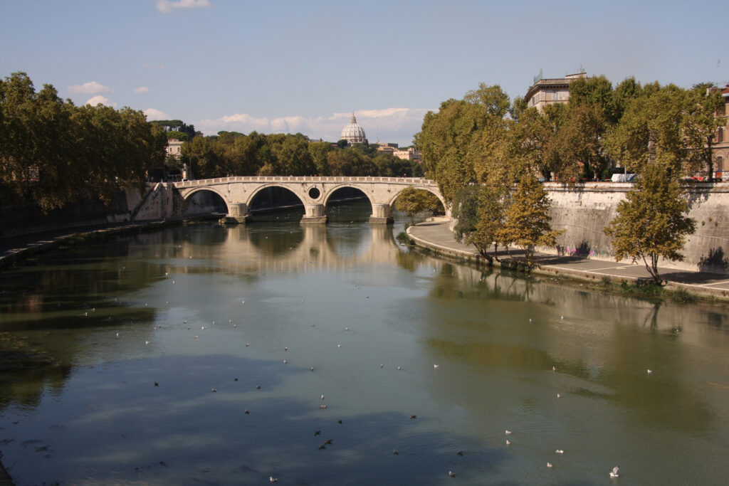 Rom-Lebensader Tiber fließt durch die Stadt