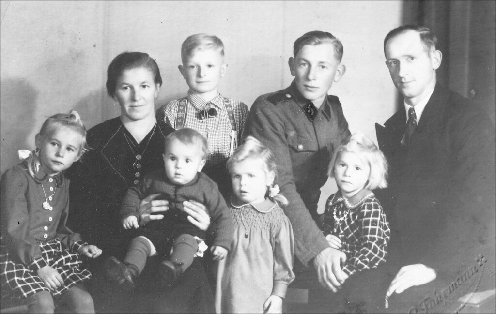 Vertrieben und dann? - 1946 Familie Zengler mit ihren 5 Kindern und Herbert